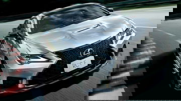 El Lexus RC F se despide, mostrando su imponente diseño y potencia V8.