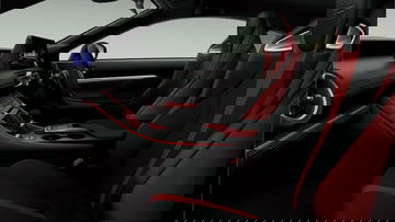 Interior del Lexus RC F Final Edition, destacando sus asientos deportivos en rojo y negro.
