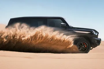 Radical todoterreno chino de gran tamaño que desafía terrenos difíciles.