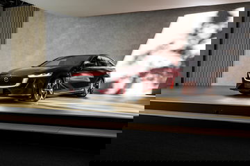 El Mazda 6e se presenta en un entorno sofisticado y moderno.