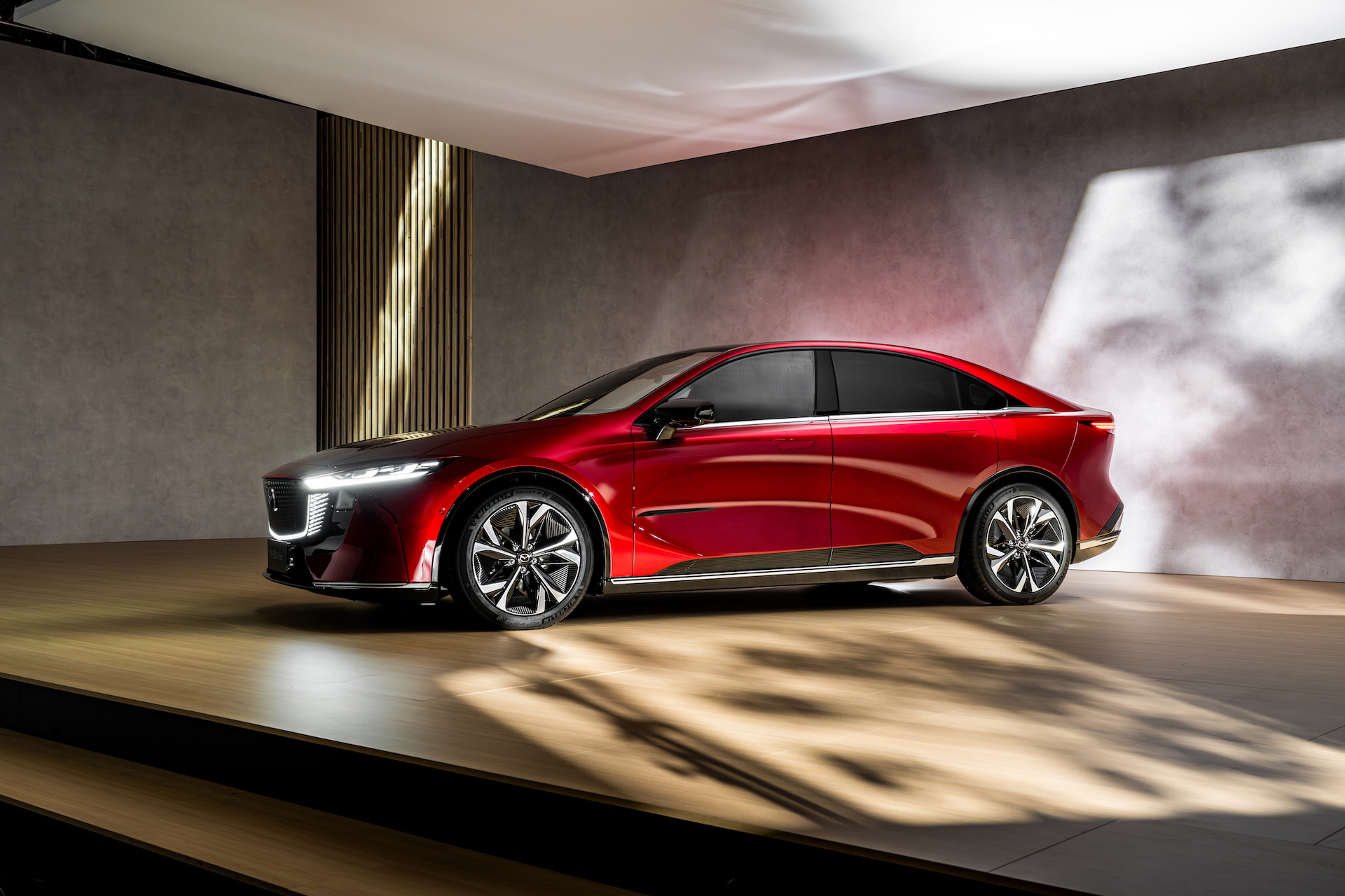 El Mazda 6e presenta un diseño elegante que marca la diferencia en un segmento dominado por la electrificación.