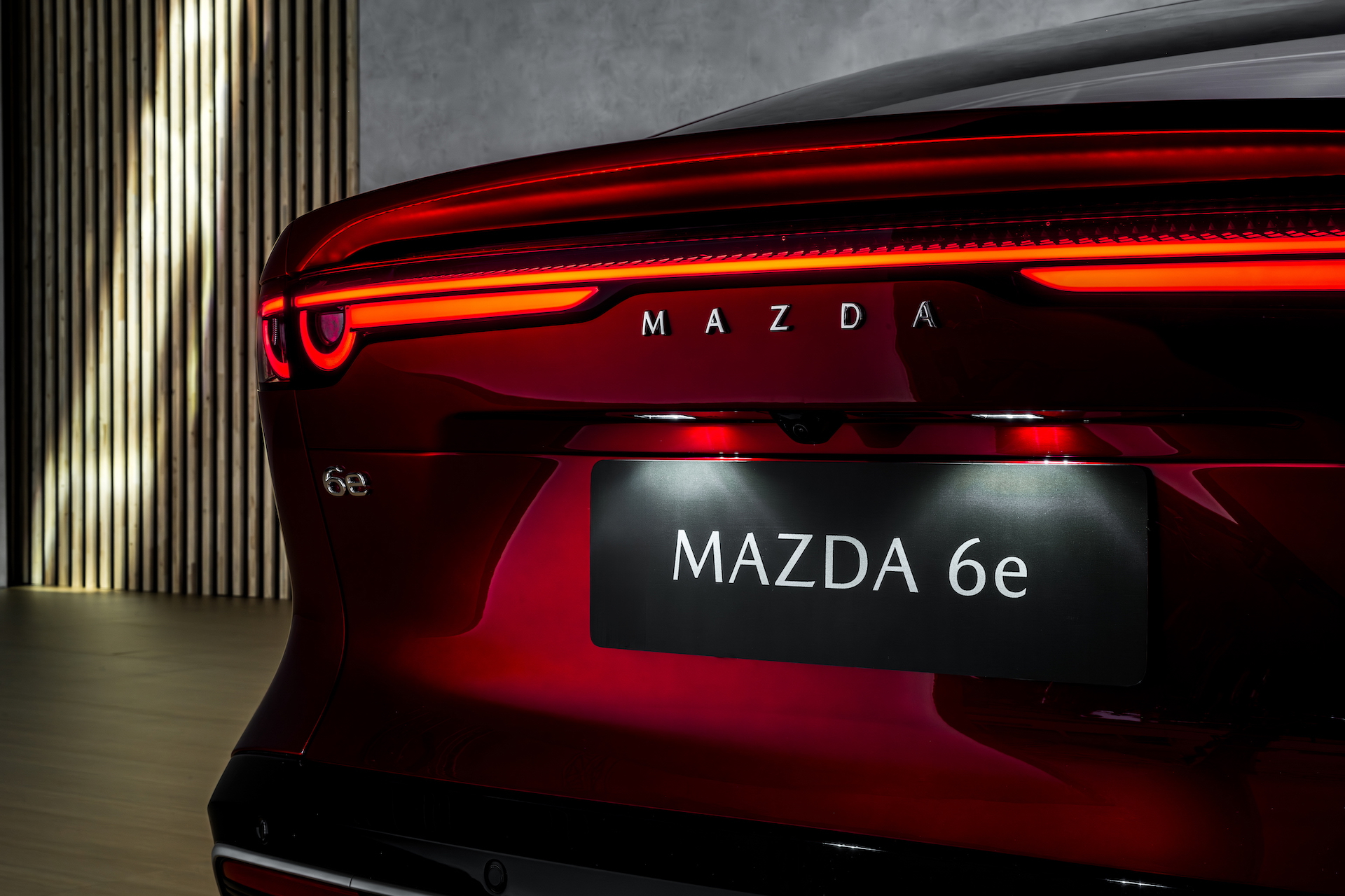 Vista trasera del Mazda 6e, destacando su diseño distintivo.