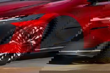 Primera imagen del Mazda 6e, que destaca por su diseño aerodinámico y moderno.