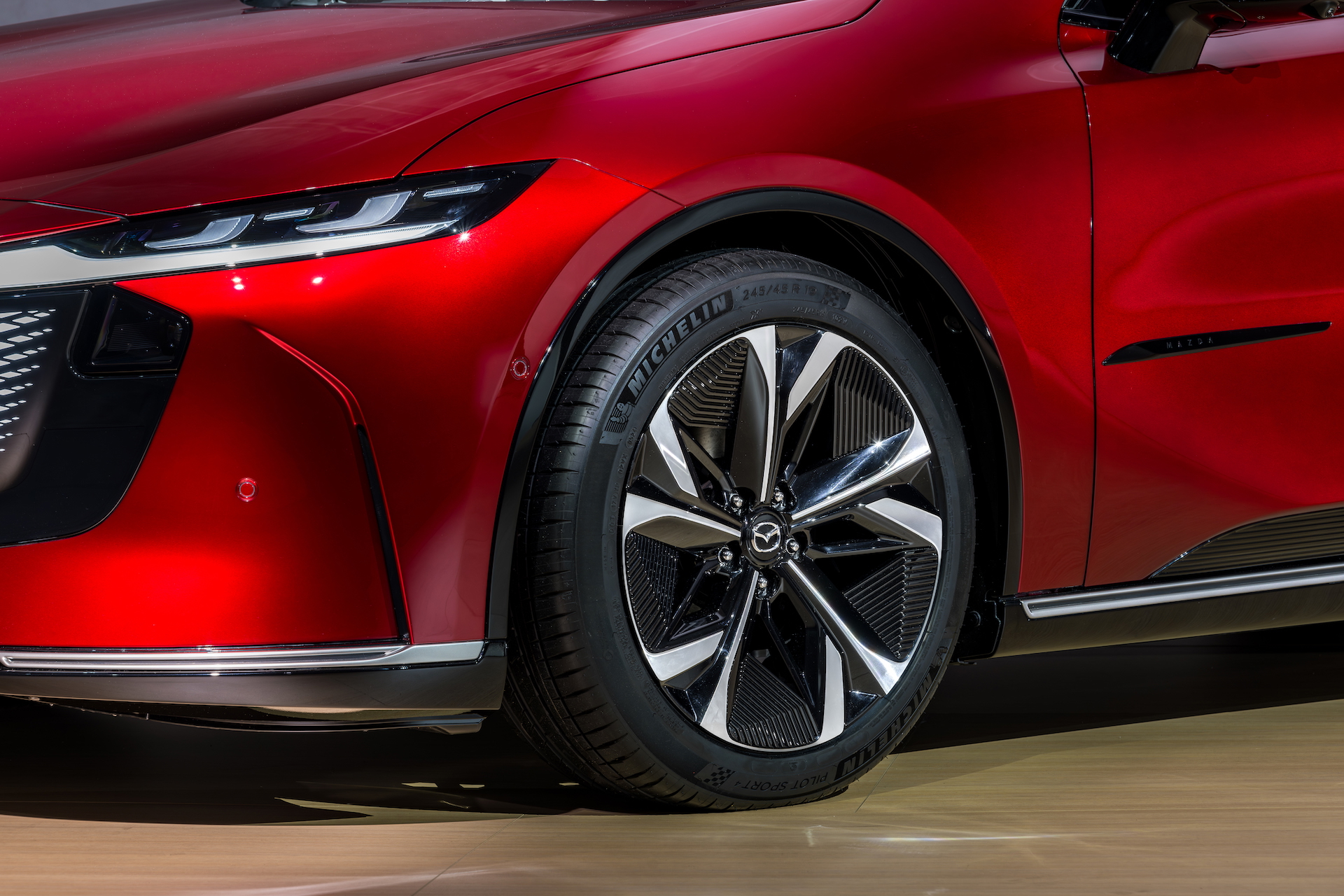 Primera imagen del Mazda 6e, que destaca por su diseño aerodinámico y moderno.