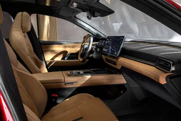 Interior del Mazda 6e, que combina lujo y tecnología avanzada.
