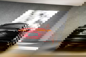 Vista trasera del Mazda 6e, donde se aprecian sus líneas elegantes y sofisticadas.