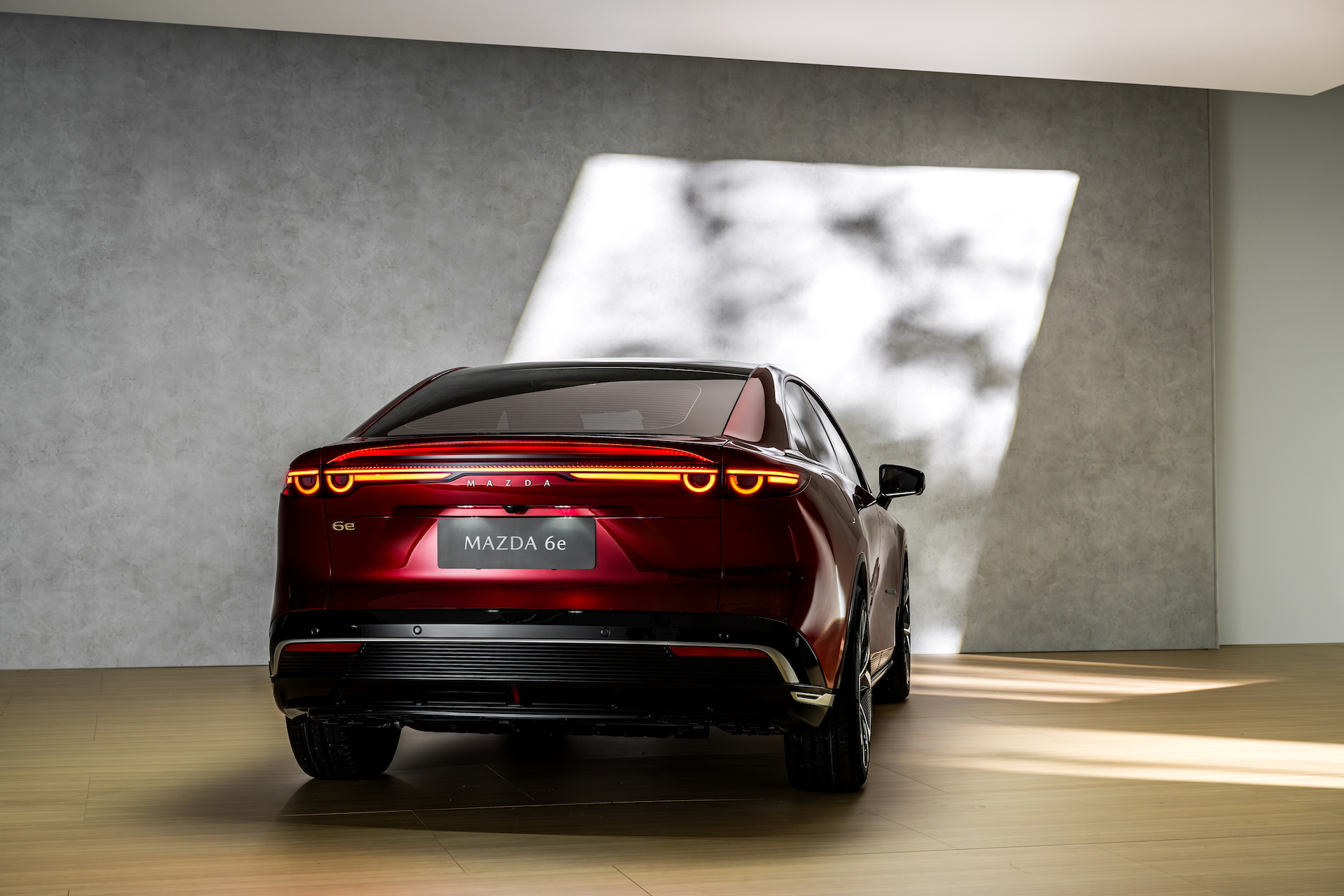 Vista trasera del Mazda 6e, donde se aprecian sus líneas elegantes y sofisticadas.