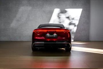 Vista trasera del Mazda 6e mostrando un diseño elegante y moderno.