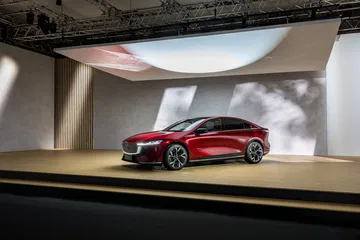 Presentación del Mazda 6e, destacando su diseño elegante y moderno.