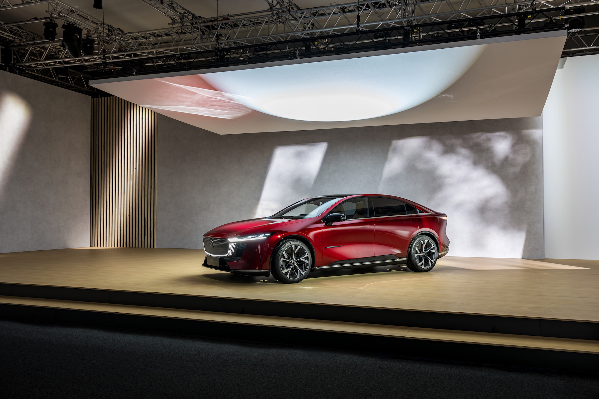 Presentación del Mazda 6e, destacando su diseño elegante y moderno.