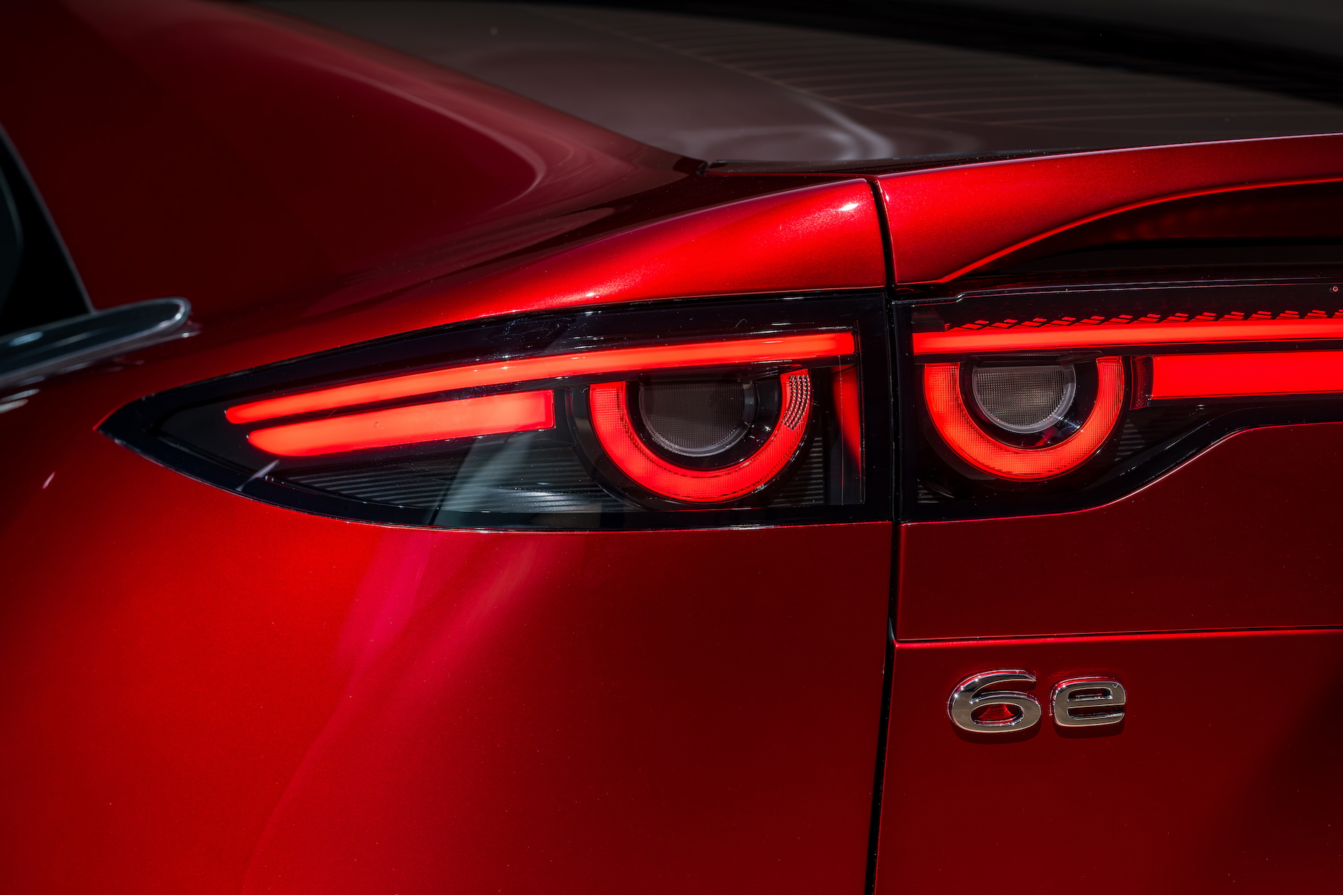 Detalle del diseño trasero del Mazda 6e, destacando sus luces LED distintivas.