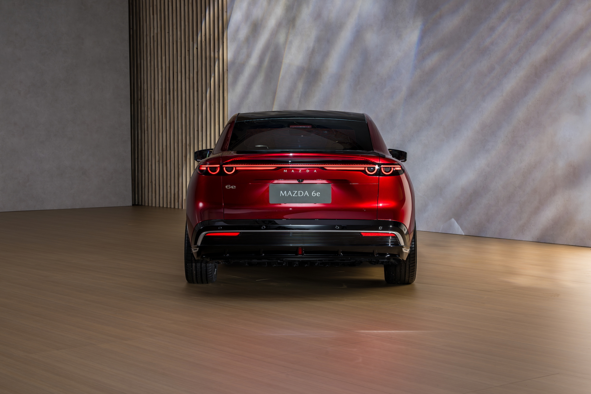 Vista trasera del Mazda 6e, destaca su diseño aerodinámico y elegante.