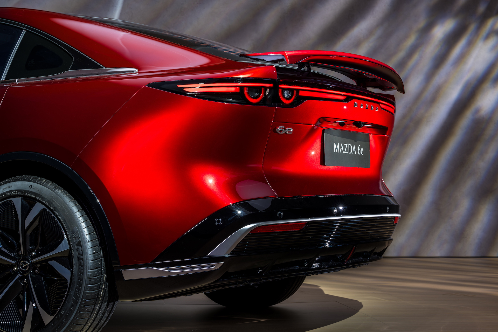 Elegante diseño trasero del Mazda 6e, destacando su sofisticación y estilo.