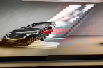 Mazda 6e, una berlina que desafía las tendencias modernas con su diseño audaz.