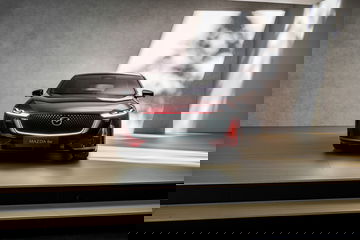 Vista frontal del Mazda 6e, que destaca por su diseño elegante y deportivo.