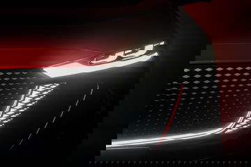 Detalle del sofisticado diseño frontal del Mazda 6e, resaltando su tecnología de iluminación