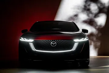El Mazda 6e destaca por su diseño audaz y deportivo, una berlina que desafía las tendencias actuales.