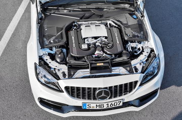 Vista detallada del motor V8 del Mercedes-AMG C 63, mostrando su impresionante diseño y tecnología. Vista detallada del motor V8 del Mercedes-AMG C 63, mostrando su impresionante diseño y tecnología.