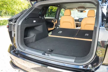 Este SUV ofrece un maletero espacioso, ideal para excursiones familiares.