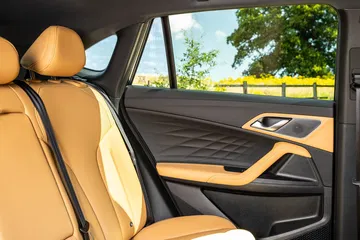 Espacio interior destacable con asientos cómodos y modernos. Ideal para viajes.