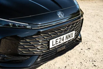 Vista frontal del MG HS, destacando su parrilla elegante y diseño moderno.