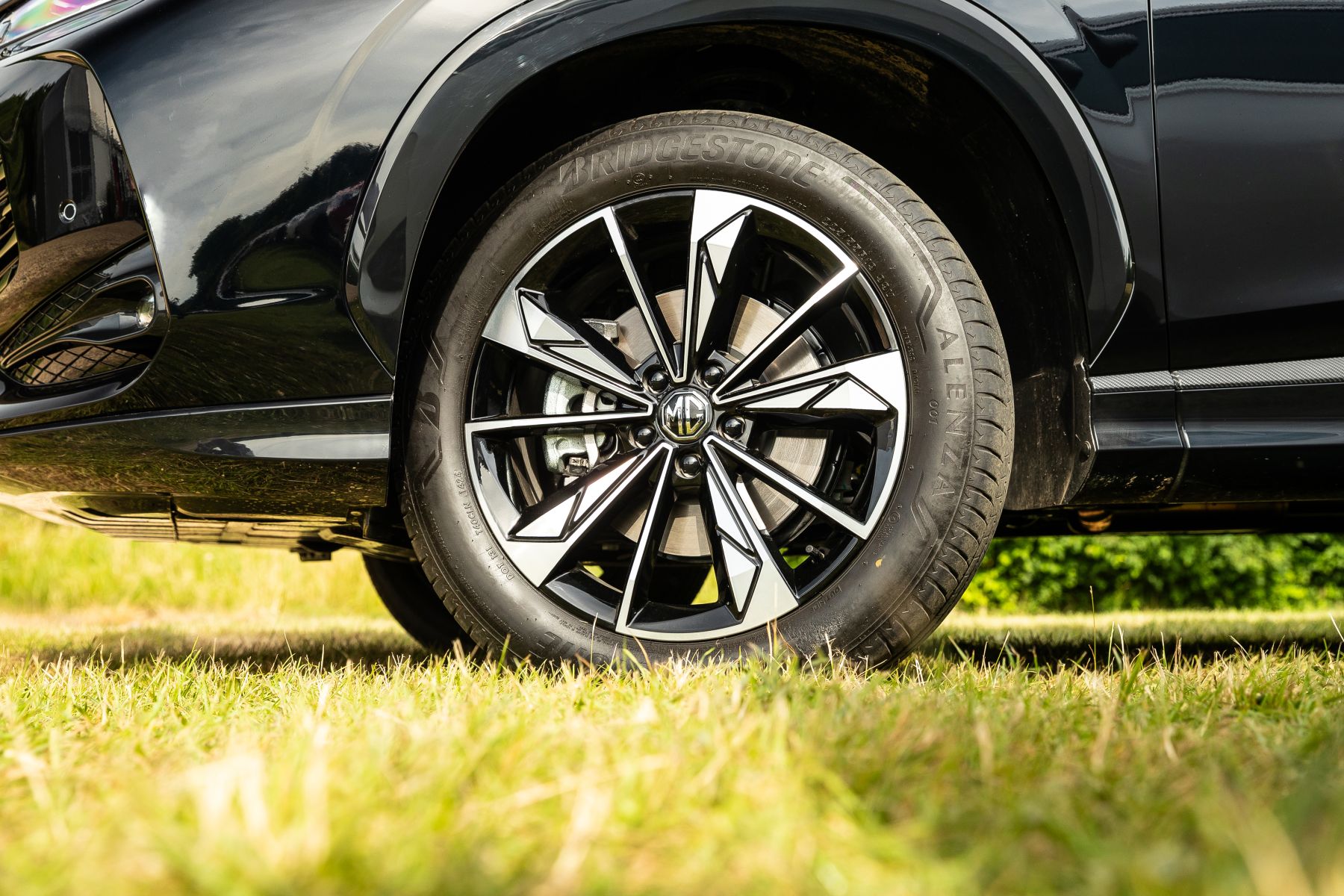 Detalle del diseño de llantas del SUV, combinado con un acabado elegante.