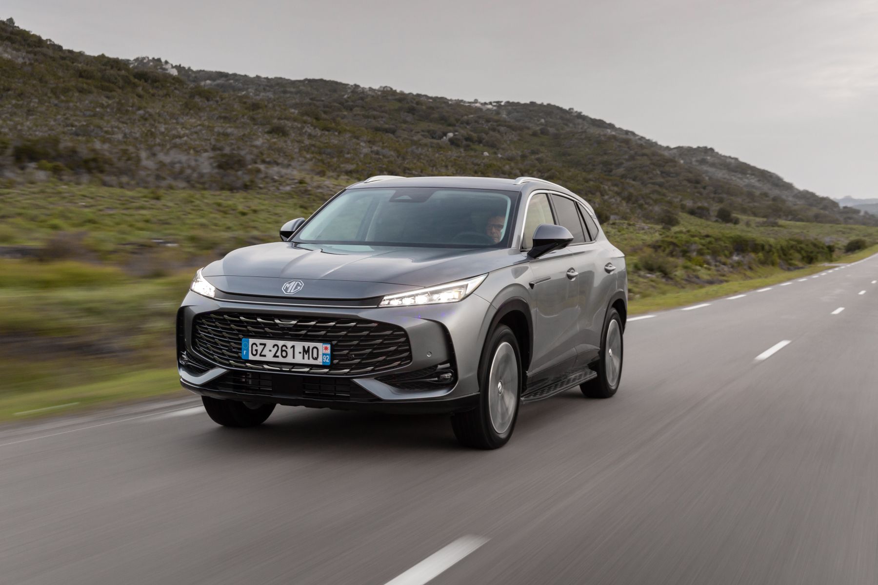 Este SUV ofrece un diseño moderno y atractivo, ideal para quienes buscan estilo y funcionalidad.