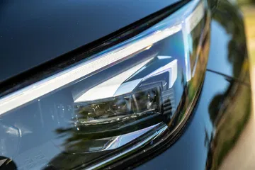 Primer plano del faro del MG HS, destacando su diseño moderno y tecnología LED.