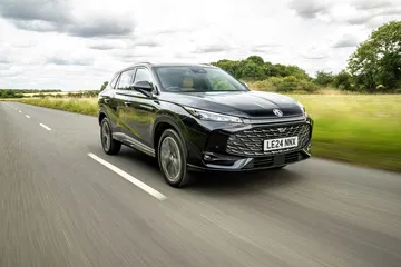 Este SUV tiene un diseño moderno y atractivo, ideal para la familia.