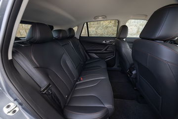 Interior del MG HS, con asientos traseros cómodos y espaciosos.