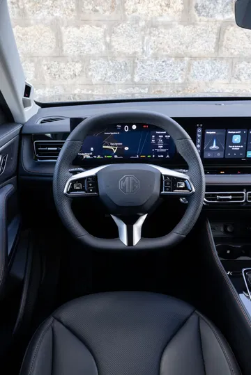 Interior del MG HS con un volante moderno y tecnología avanzada.