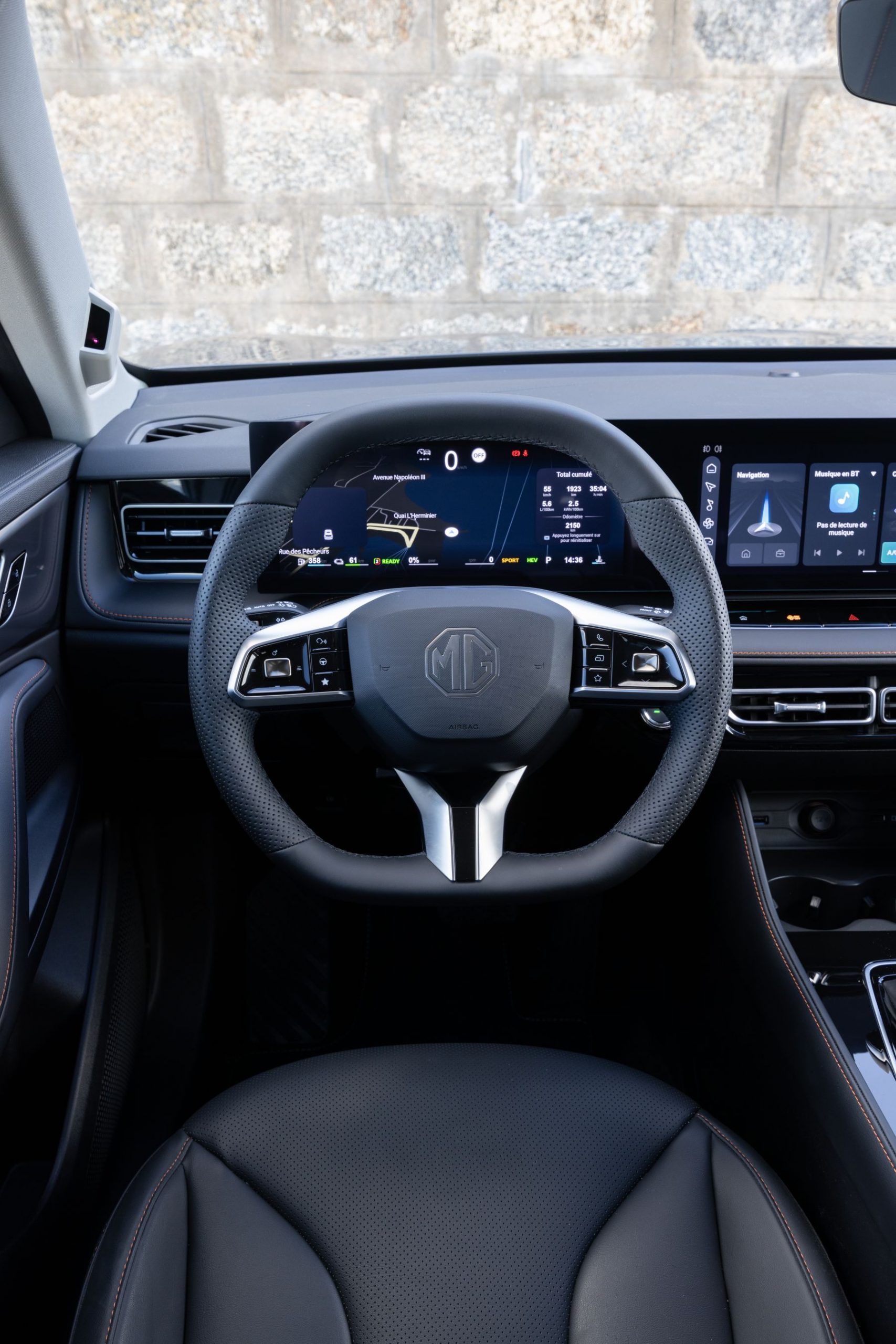 Interior del MG HS con un volante moderno y tecnología avanzada.