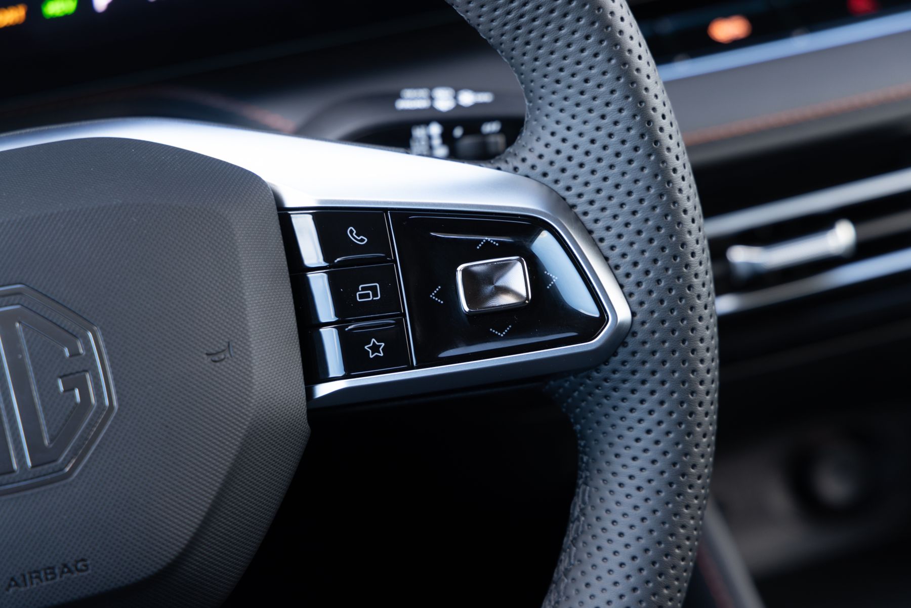 Detalle del volante con botones de control, mostrando la calidad de acabados.