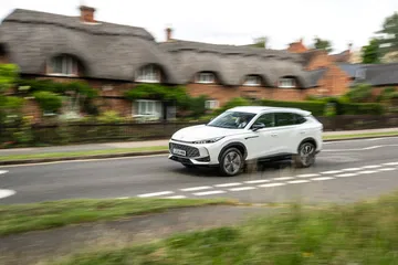 Este SUV destaca por su diseño moderno y atractivo, ideal para familias.