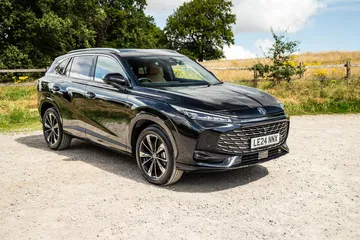 Este SUV destaca por su diseño moderno y funcionalidad, ideal para el día a día.