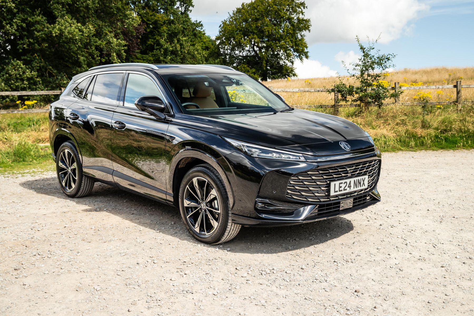 Este SUV destaca por su diseño moderno y funcionalidad, ideal para el día a día.