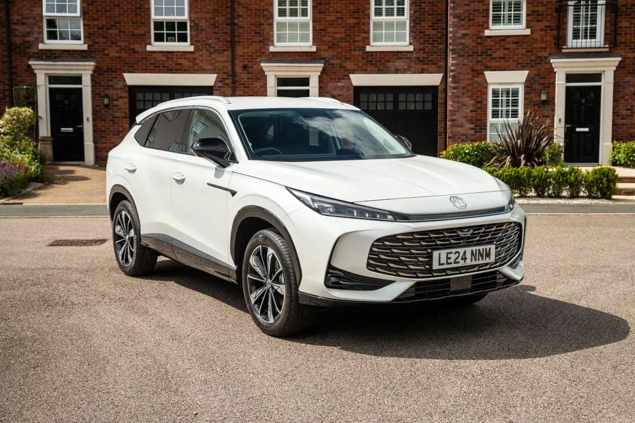 Este SUV ofrece un diseño moderno y elegante con gran espacio interior y eficiencia.