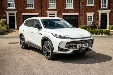 Este SUV ofrece un diseño moderno y elegante con gran espacio interior y eficiencia.