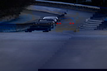 El Nissan Skyline R32 EV despliega su elegancia y carácter en la pista.