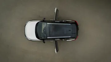 Vista superior del Nissan X-Trail 2025, resaltando su dise&ntilde;o moderno.