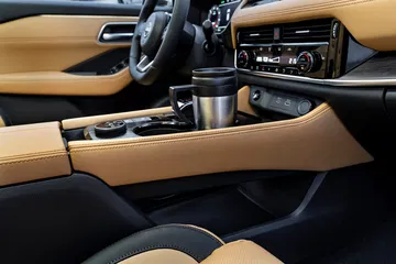 Interior del Nissan X-Trail 2025 con acabados en tonos cálidos y detalles elegantes. Interior del Nissan X-Trail 2025 con acabados en tonos cálidos y detalles elegantes.