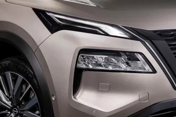 Vista delantera del Nissan X-Trail 2025, destacando su moderno dise&ntilde;o y luces LED.