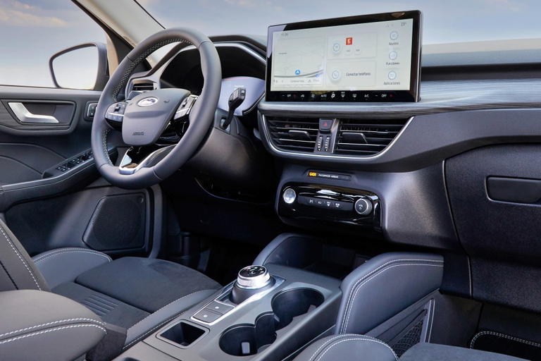 El habit&aacute;culo del Ford Kuga PHEV destaca por su dise&ntilde;o moderno y funcional, ideal para la conducci&oacute;n diaria.