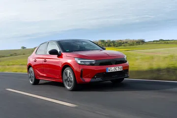 El Opel Corsa 2025 se presenta como una opción versátil y eficiente. Su diseño atractivo resalta en la carretera.