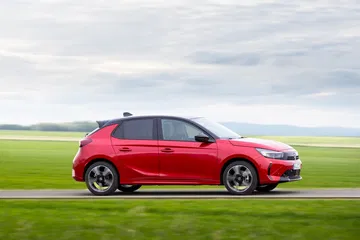 El Opel Corsa 2025 presenta un diseño fresco y dinámico, ideal para entornos urbanos.