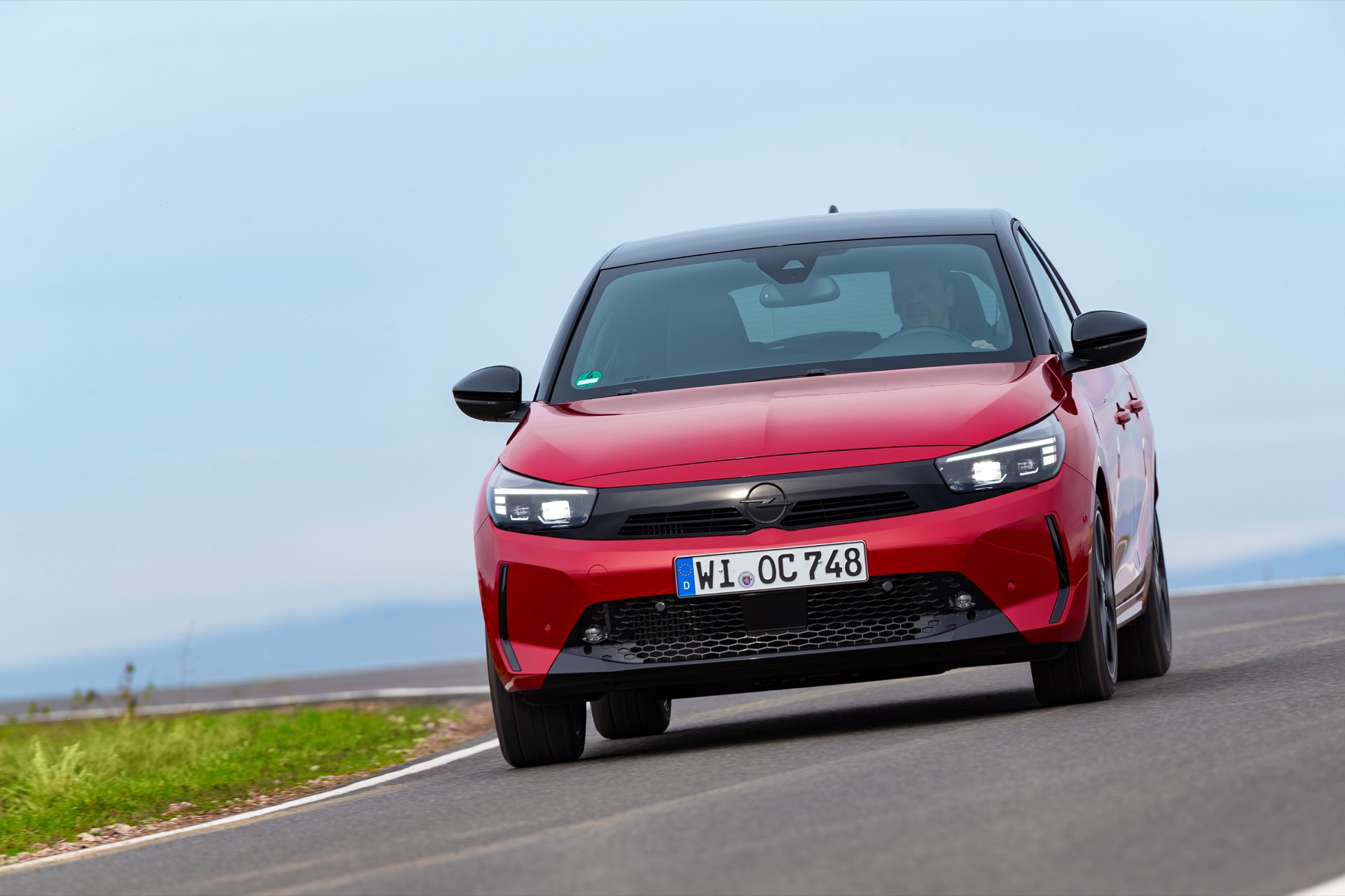 El Opel Corsa híbrido 2025 destaca por su diseño dinámico y eficiente.