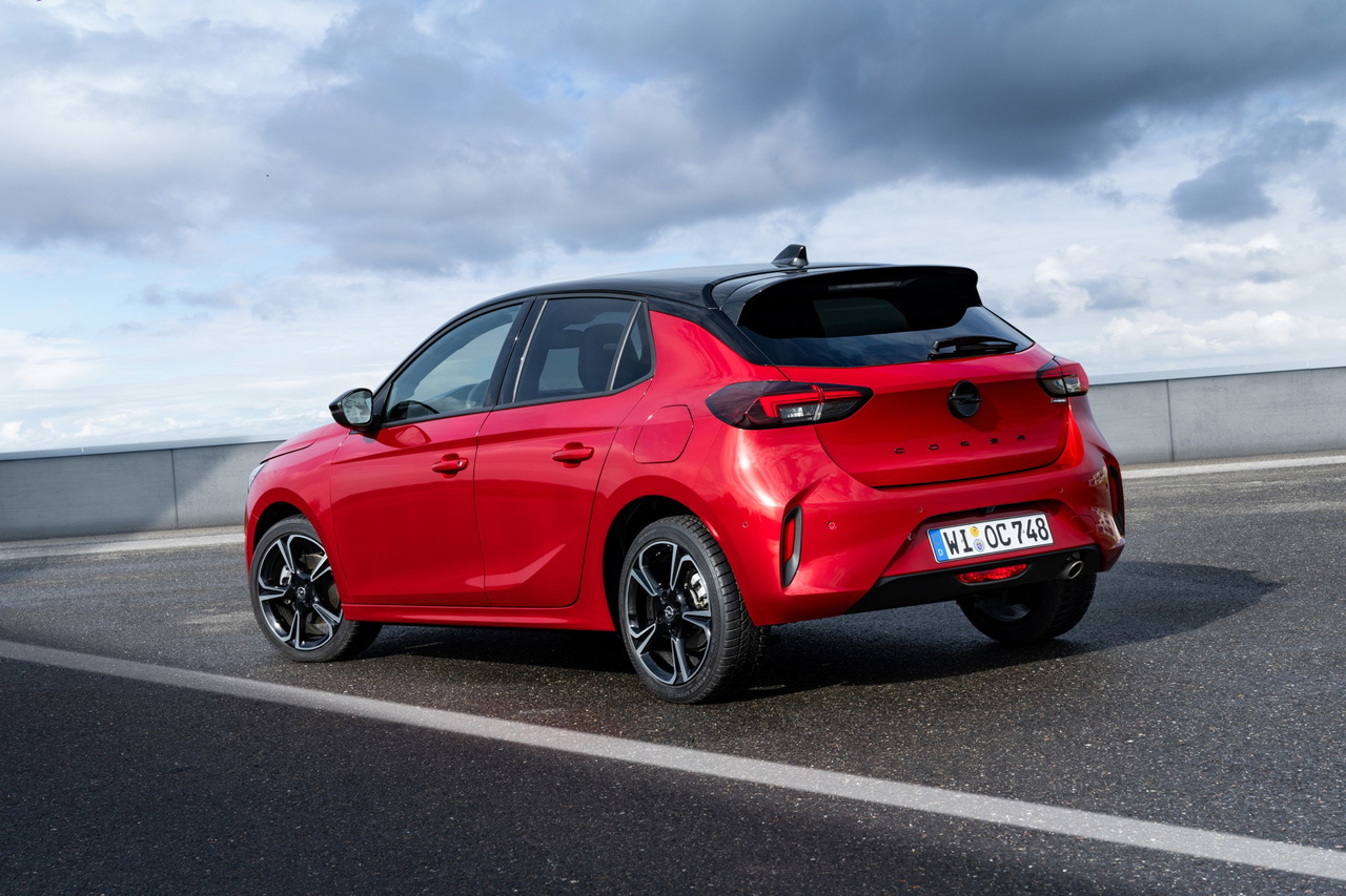 Vista trasera y lateral del Opel Corsa 2025 que destaca por su diseño audaz.