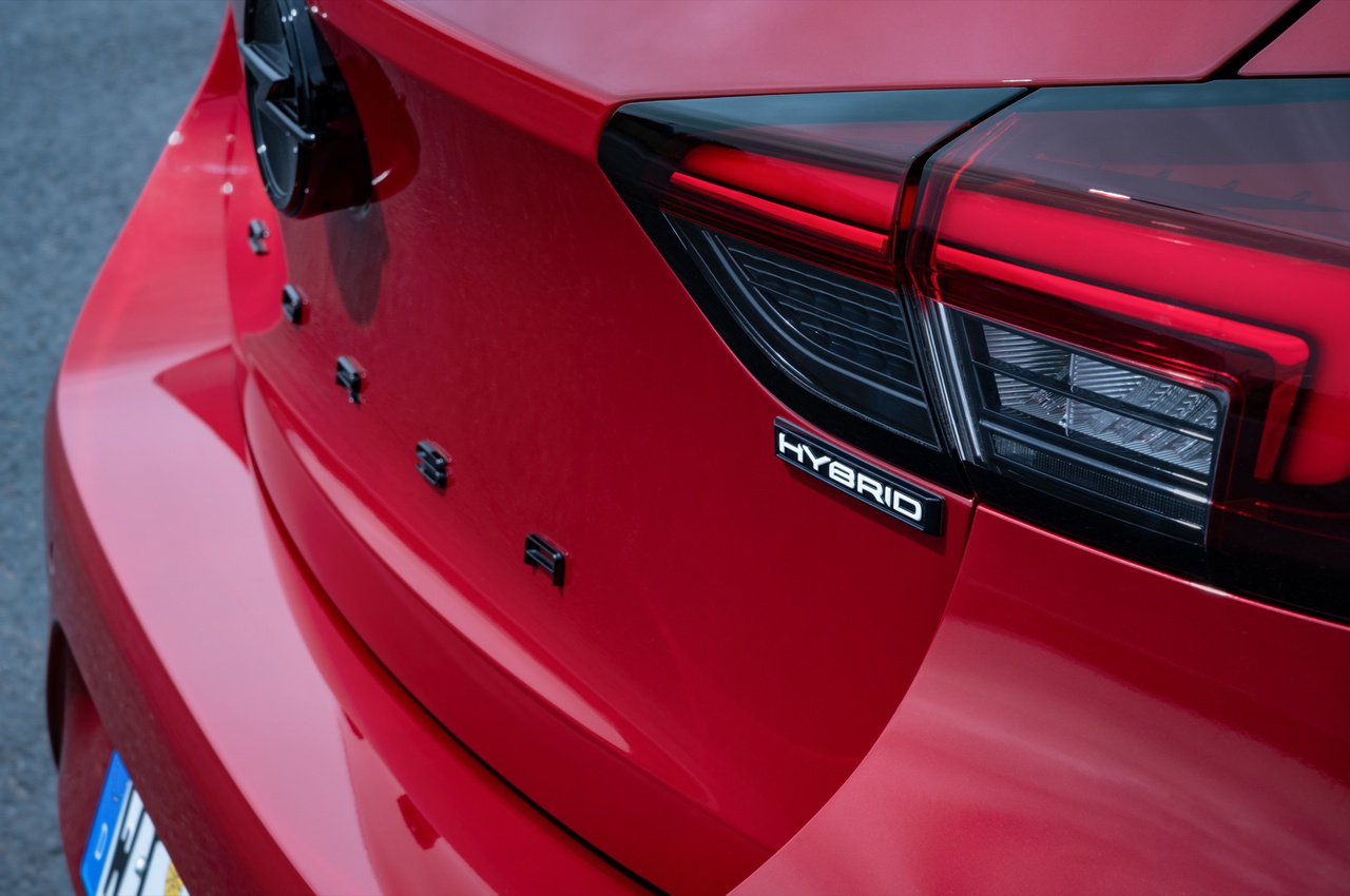 Vista trasera del Opel Corsa, destacando su diseño moderno y atractivo.