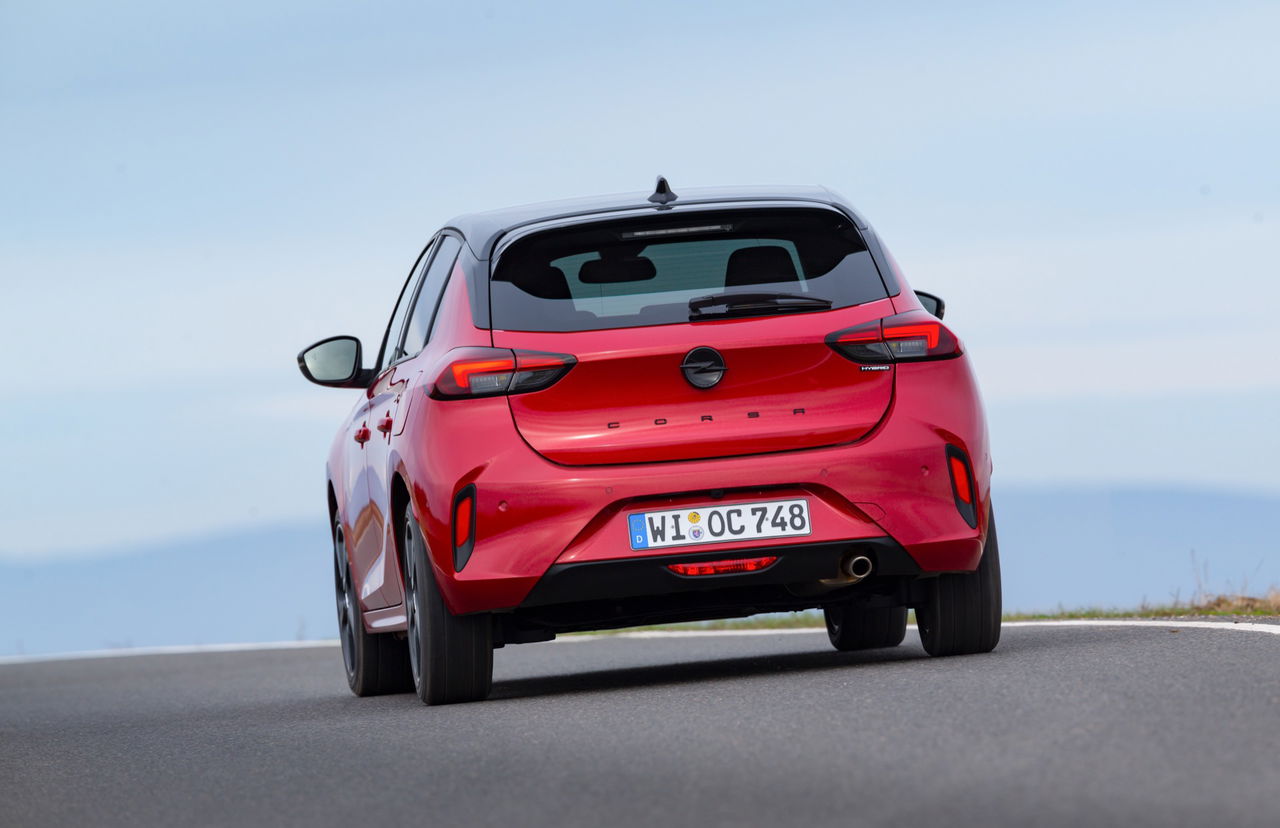 Vista trasera del Opel Corsa híbrido 2025, diseñado para elevar la movilidad urbana.