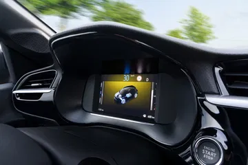 Pantalla digital del tablero con indicadores claros y diseño moderno.
